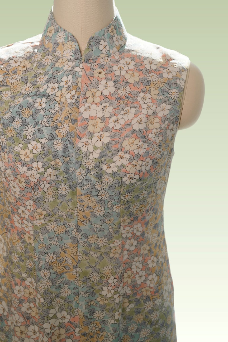 Sleeveless Qipao in lush summer blossom motifs